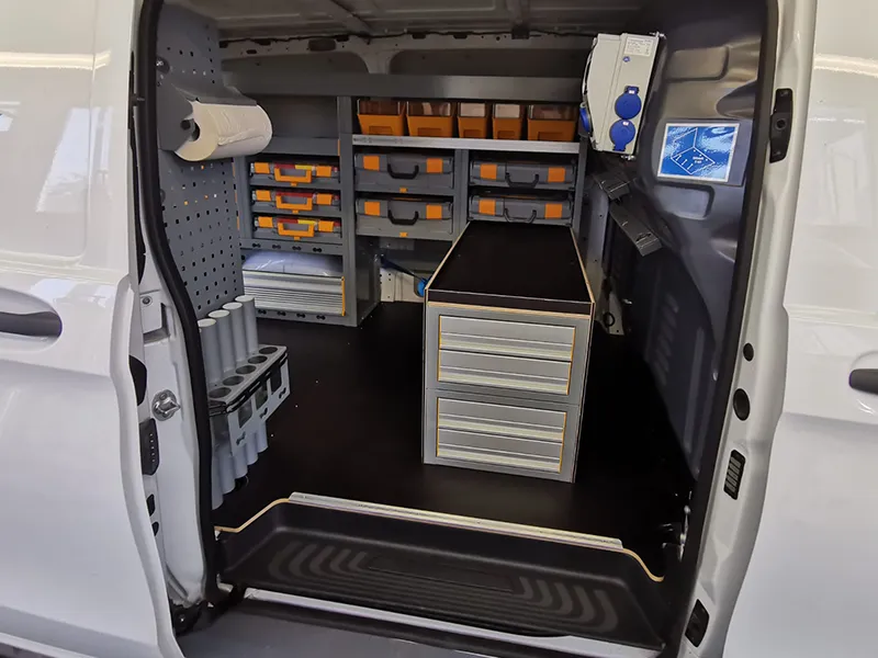 Fahrzeugeinrichtung Unterflurschubladen im Schiebt&uuml;rbereich