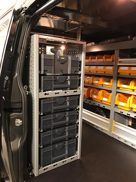 Fahrzeugeinrichtung mit Tanoskoffern im T&uuml;rbereich