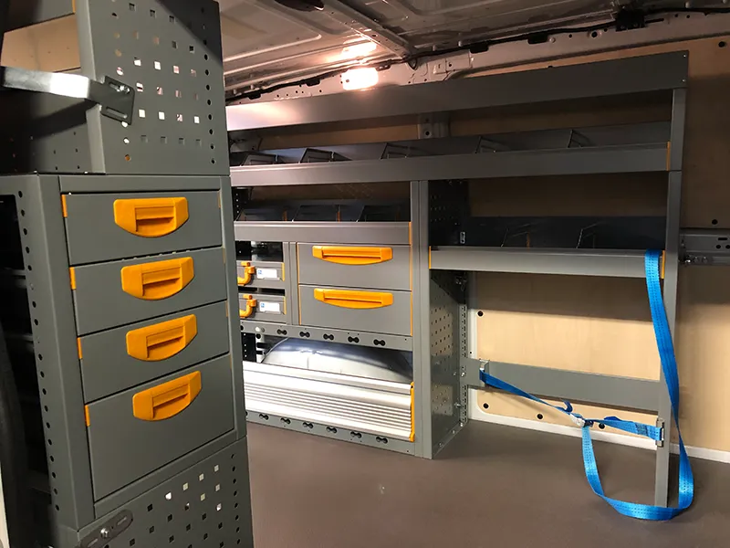 Fahrzeugeirnichtung mit Schubladen im T&uuml;rbereich