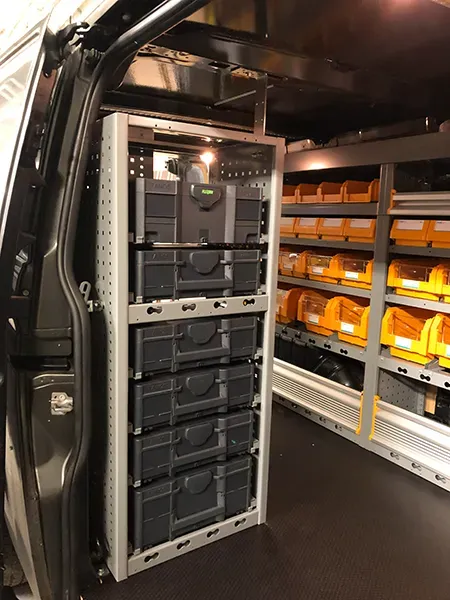 Fahrzeugeinrichtung mit Tanoskoffern im Türbereich