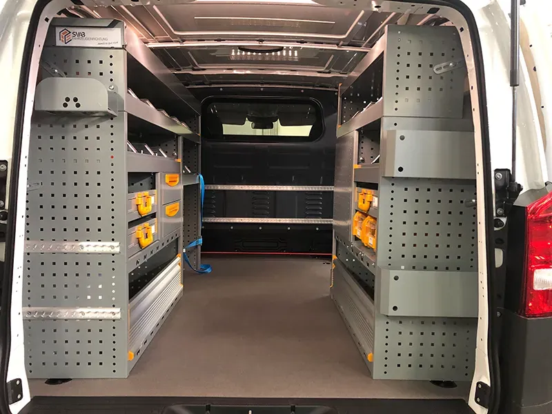 Fahrzeugeinrichtung mit Koffer im Türbereich