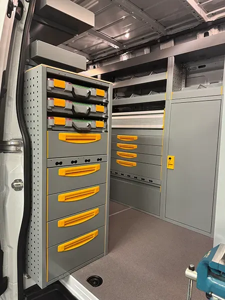 Fahrzeugeinrichtung mit Schubladen und Koffer im Türbereich