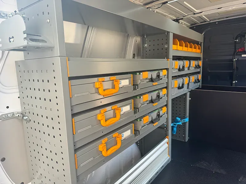 Fahrzeugeinrichtung mit Koffer im Türbereich