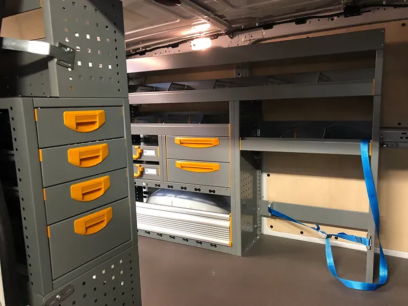 Fahrzeugeirnichtung mit Schubladen im Türbereich