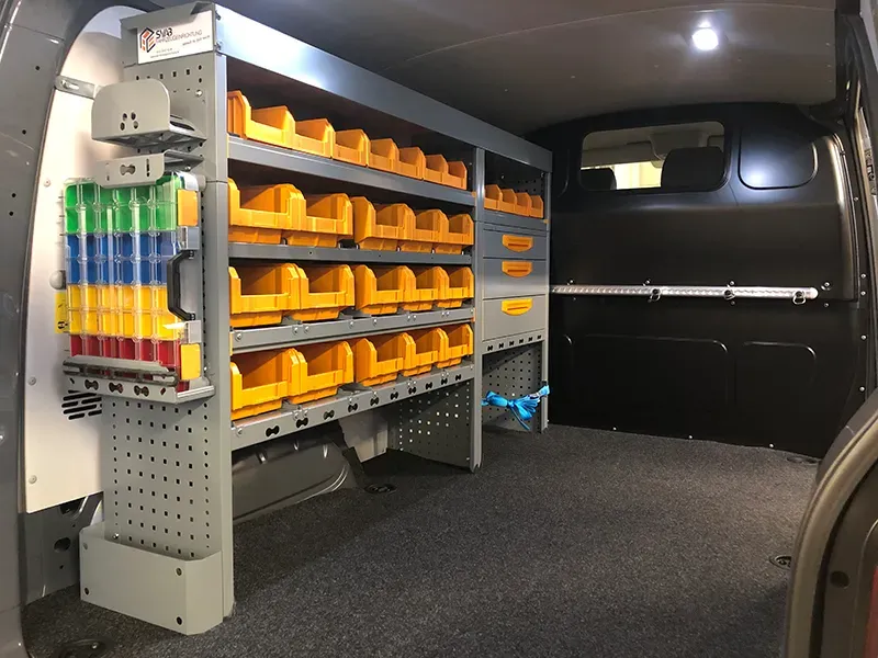 Fahrzeugeinrichtung mit Koffer und Boxen