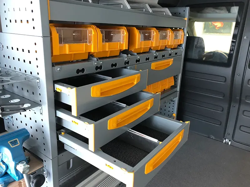 Fahrzeugeinrichtung mit Schubladen und Boxen